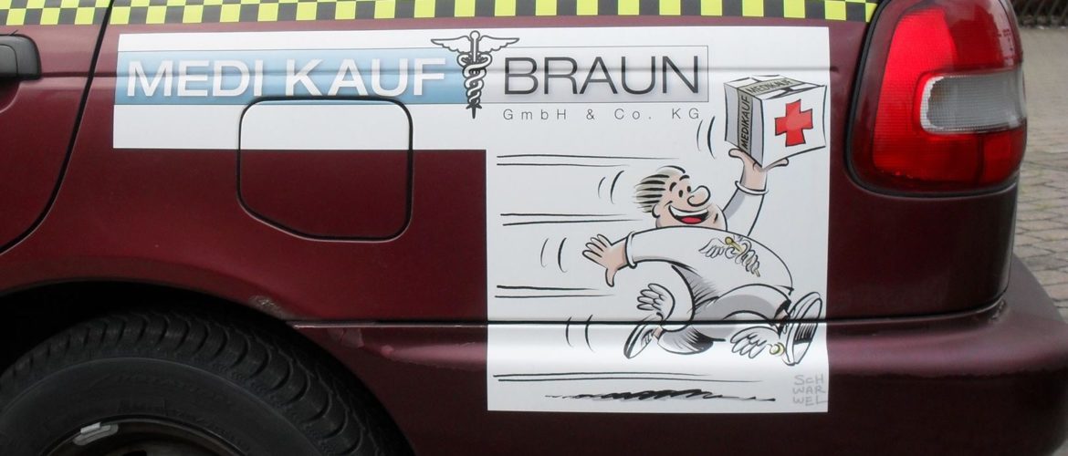 Kotflügel mit Aufkleber Logo Medikauf Braun und „Rasender Bote“