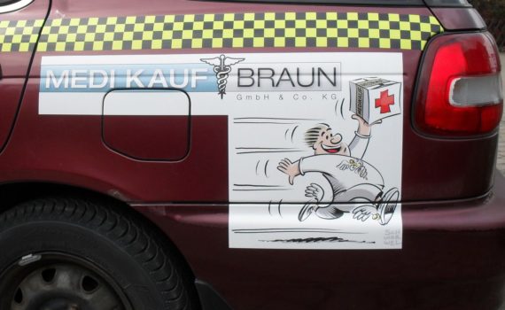 Kotflügel mit Aufkleber Logo Medikauf Braun und „Rasender Bote“